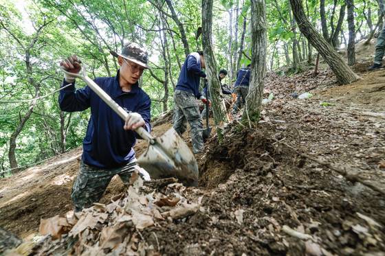 국방부 유해발굴감식단과 육군 제15사단 장병들이 지난달 31일 강원도 철원 734고지에서 발굴 작전을 수행하고 있다. 최기웅 기자