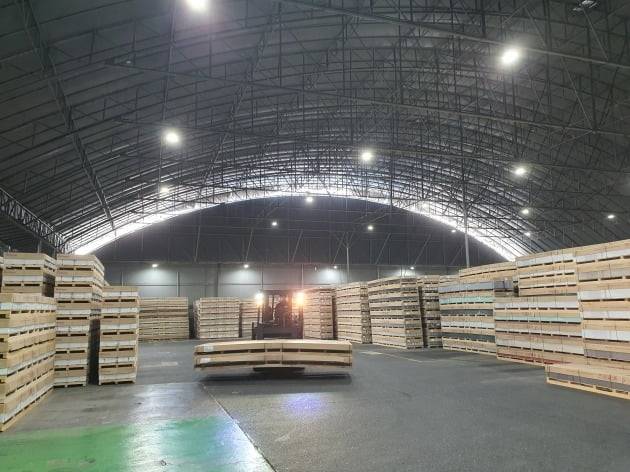 라이온켐텍 직원이 지게차로 해외로 수출할 인조대리석을 옮기고 있다. 대전=윤현주 기자