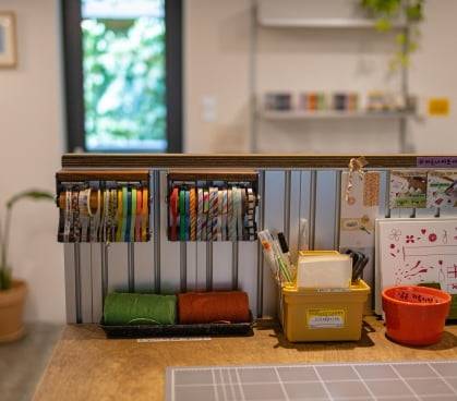 숍 중앙에 위치한 작업대. 마주한 창문으로 초록의 담쟁이 덩굴이 눈에 들어온다.