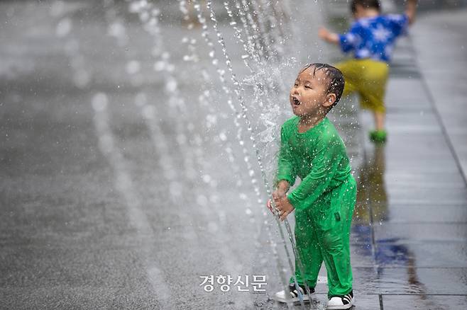 전국적으로 무더운 날씨를 보였던 29일 서울 광화문 광장 분수대에서 어린이들이 물놀이로 더위를 식히고 있다. 성동훈 기자
