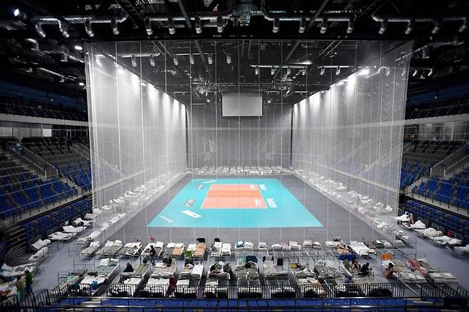 셰베키노에서 대피한 이들을 포함한 러시아 접경 지역 주민들이 지난 2일(현지시간) 러시아 벨고로드주 벨고로드 경기장에 설치된 임시 대피소에서 생활하고 있다. AFP연합뉴스