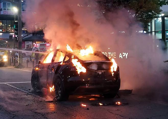 4일 오후 7시 46분쯤 전북 전주시 덕진구 중동의 한 도로를 주행 중이던 테슬라 전기차에서 불이 나 차량이 전소됐다. 운전자는 차에서 대피해 큰 인명피해는 없는 것으로 알려졌다. 사진은 불에 타고 있는 차량.