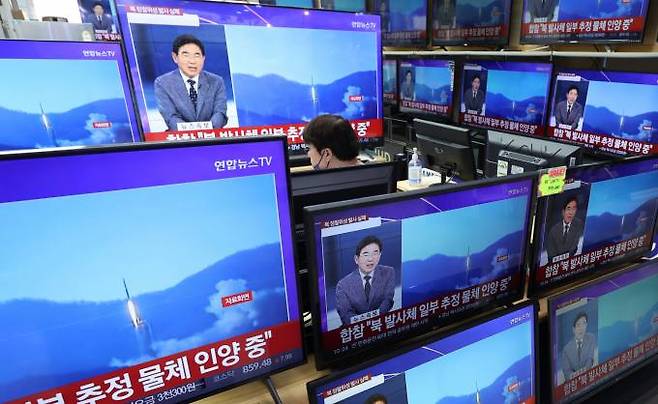 지난달 31일 용산 전자상가에 북한 우주발사체 발사 소식이 전해지고 있다.   연합뉴스
