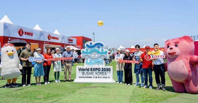 롯데가 1일부터 4일까지 인천 서구 베어즈베스트 청라 골프클럽에서 열린 한국여자프로골프(KLPGA)투어 ‘2023 롯데 오픈’에서 2030부산세계박람회 유치 지원 활동을 전개했다. 롯데 제공