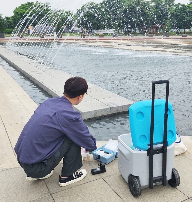 한강유역환경청 현장점검반이 최근 서울 여의도 한강공원 물놀이장을 점검하고 있다. 한강유역환경청 제공