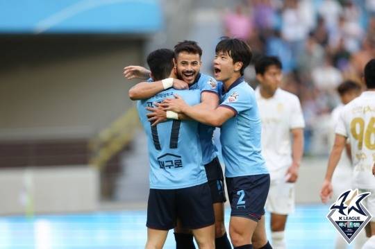 대구 세징야가 골을 넣은 뒤 동료들과 기뻐하고 있다. [한국프로축구연맹]