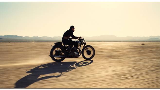 오토바이를 타고 질주하는 프레디의 모습에서 세상 밖으로 탈주하고 싶은 욕망이 읽힌다. <사진 제공=누리픽쳐스>