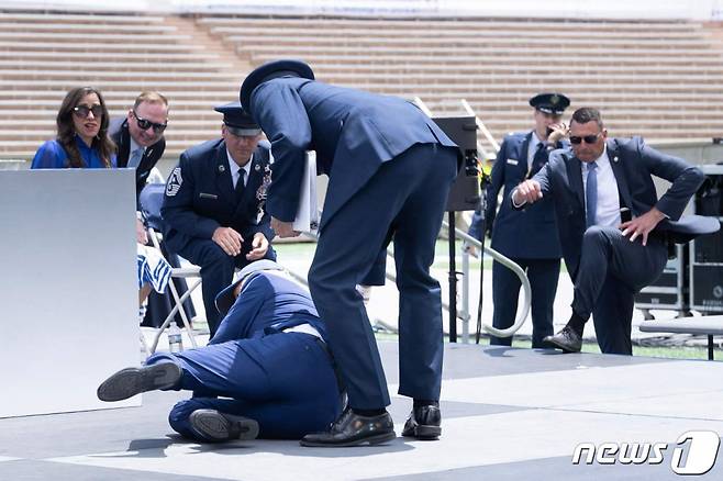 (콜로라도 스프링스 AFP=뉴스1) 우동명 기자 = 조 바이든 미국 대통령이 1일(현지시간) 콜로라도주 콜로라도 스프링스의 공군사관학교 졸업식서 연설을 마치고 돌아가다 모래 주머니에 발이 걸려 넘어진 모습이 보인다. 2023.6.2  ⓒ AFP=뉴스1  Copyright (C) 뉴스1. All rights reserved. 무단 전재 및 재배포 금지.