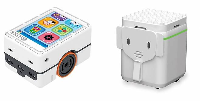 영유아를 위한 코딩로봇 '비누(왼쪽)'와 '지니봇'