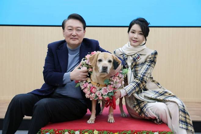 윤석열 대통령과 부인 김건희 여사가 지난해 12월24일 경기도 용인 삼성화재 안내견 학교에서 은퇴 안내견 새롬이와 함께 기념촬영하고 있다. (사진=대통령실 제공) /사진=뉴시스