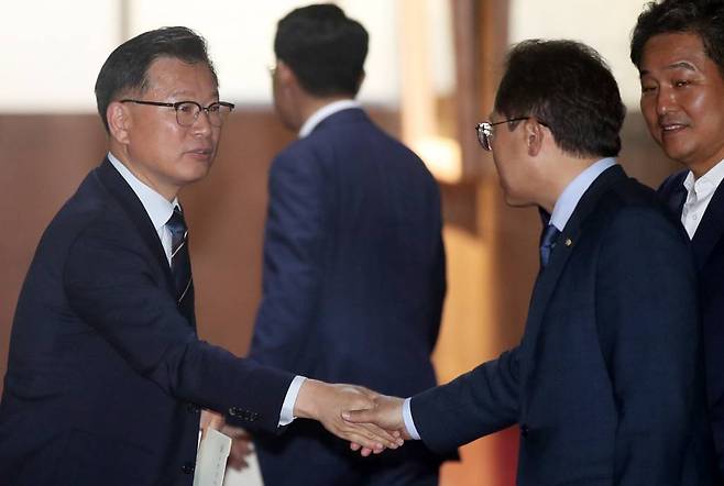 [서울=뉴시스] 고범준 기자 = 이양수 국민의힘 원내수석부대표와 송기헌 더불어민주당 원내수석부대표가 2일 오후 서울 여의도 국회의장 집무실에서 열린 선거제 개편안 마련 위한 '2+2 협의체' 회동을 마치고 악수하고 있다. 2023.06.02.