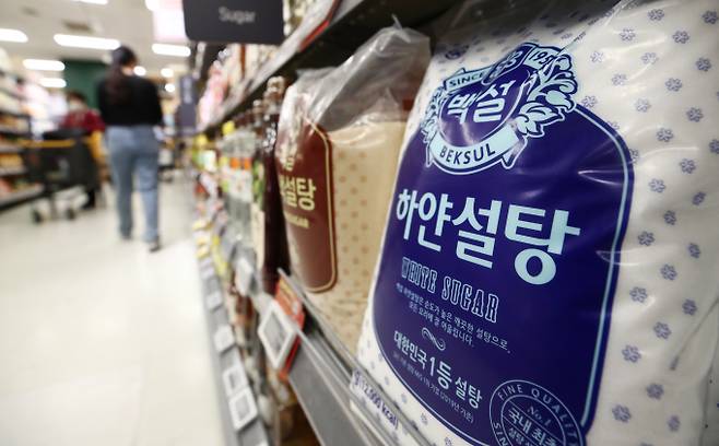 5월 세계 설탕가격이 연초대비 35% 오른 것으로 나타났다. 사진은 서울 시내 대형마트에 설탕이 진열되어 있는 모습이다. /사진=뉴스1