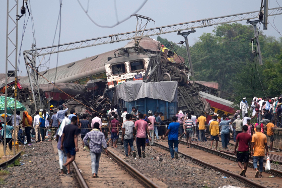 사진은 3일(현지시간) 인도 동부 발라소레에서 열차 충돌사고 발생으로 구조당국이 구조작업을 진행하고 있다. 사진=발라소르 AP/뉴시스