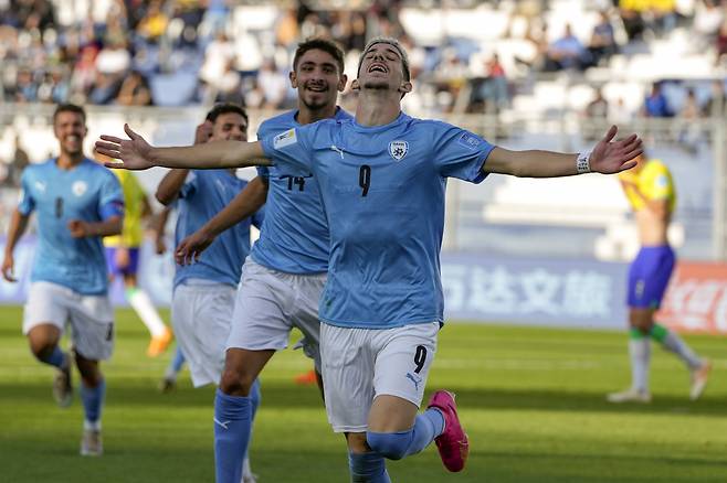 이스라엘의 투르게만(9번)이 결승골을 터뜨린 뒤 환호하고 있다.[AP]