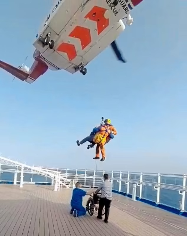한 남성이 환갑여행으로 떠난 크루즈 여행에서 선상 의사의 오진으로 바다 한가운데서 헬기로 이송되는 해프닝을 겪었다.[데일리메일]