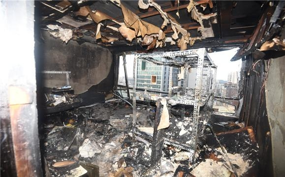 4일 새벽 서울 강서구 공항동 13층짜리 오피스텔 8층에서 발생한 화재 모습 [강서소방서 제공]