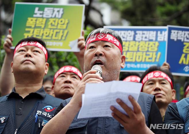 [서울=뉴시스] 김진아 기자 = 지난 2일 서울 서대문구 경찰청 앞에서 열린 '노동자 폭력진압 경찰 규탄 기자회견'에서 김동명 한국노동조합총연맹 위원장이 발언하고 있다. 이들은 '포스코 하청노조의 농성 과정에서 발생한 경찰의 과잉 폭력 진압과 무차별한 공권력 남용을 규탄하고 책임자인 윤희근 경찰청장의 사퇴'를 요구했다. 2023.06.02. bluesoda@newsis.com