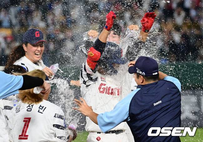 [OSEN=부산, 이석우 기자] 3일 부산 사직구장에서 2023 신한은행 SOL KBO리그 롯데 자이언츠와 KIA 타이거즈의 경기가 열렸다. 롯데 자이언츠 노진혁이 9회말 1사 만루 끝내기 안타를 치고 동료들의 축하를 받고 있다. 2023.06.03 / foto0307@osen.co.kr