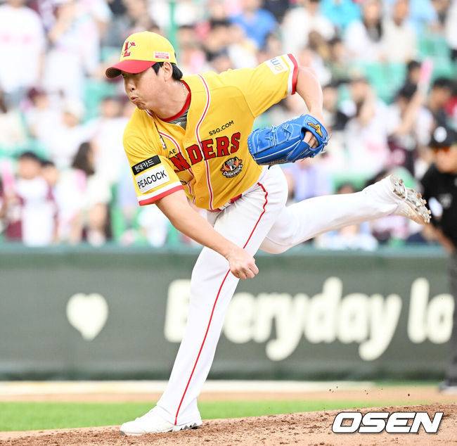 [OSEN=인천, 민경훈 기자] 3일 오후 인천 SSG 랜더스 필드에서 2023 신한은행 SOL KBO리그 SSG 랜더스와 키움 히어로즈의 경기가 열렸다.7회초 마운드에 오른 SSG 문승원이 힘차게 공을 뿌리고 있다. 2023.06.03 /rumi@osen.co.kr