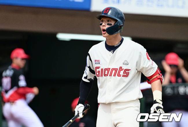 [OSEN=부산, 이석우 기자] 4일 부산 사직구장에서 2023 신한은행 SOL KBO리그 롯데 자이언츠와 KIA 타이거즈의 경기가 열렸다. 롯데 자이언츠 윤동희가 3회말 2사 1루 삼진 아웃당하자 볼 판정에 의아해하고 있다. 2023.06.04 / foto0307@osen.co.kr