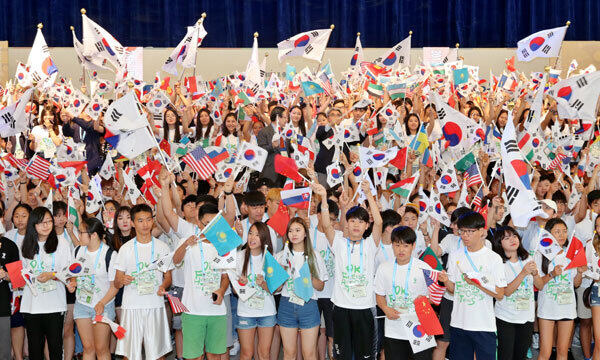 지난 2017년 7월 강원 평창 알펜시아 리조트 뮤직텐트에서 열린 ‘재외동포 중고생 모국 연수’ 개막식에서 48개국 재외동포 청소년들이 태극기를 흔들고 있다. 세계일보 자료사진