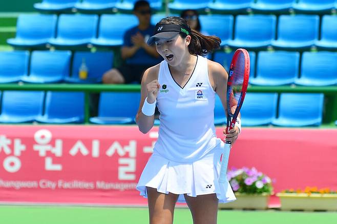 ▲ 박소현이 국제테니스연맹(ITF) 창원 국제여자대회 단식 결승전에서 득점을 올린 뒤 주먹을 불끈 쥐고 있다. ⓒ대한테니스협회
