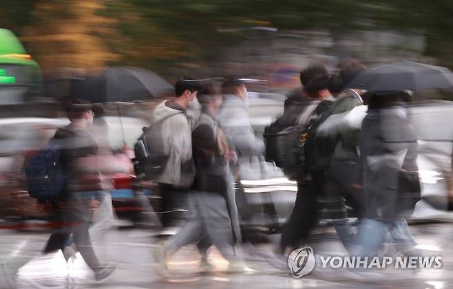 서울 강남구 대치동 학원가에서 학생들이 횡단보도를 건너고 있다. [연합뉴스 자료사진]
