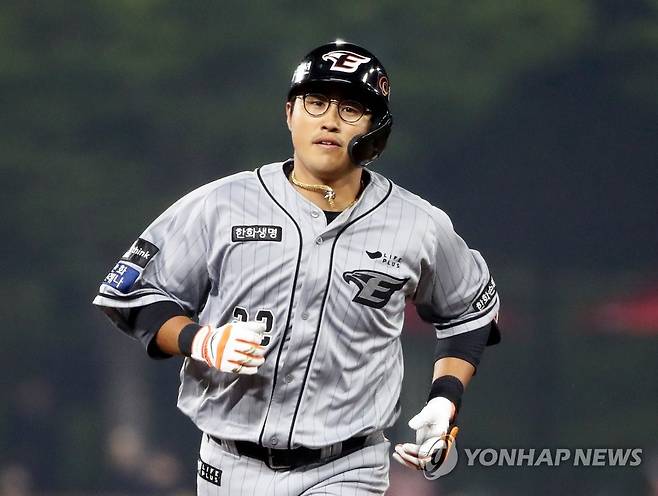 채은성 솔로홈런 (광주=연합뉴스) 조남수 기자 = 11일 광주기아챔피언스필드에서 열린 프로야구 한화 이글스와 KIA 타이거즈의 경기에서 한화 채은성이 6회에 중월 솔로홈런을 때리고 베이스를 돌고 있다. 2023.4.11 iso64@yna.co.kr