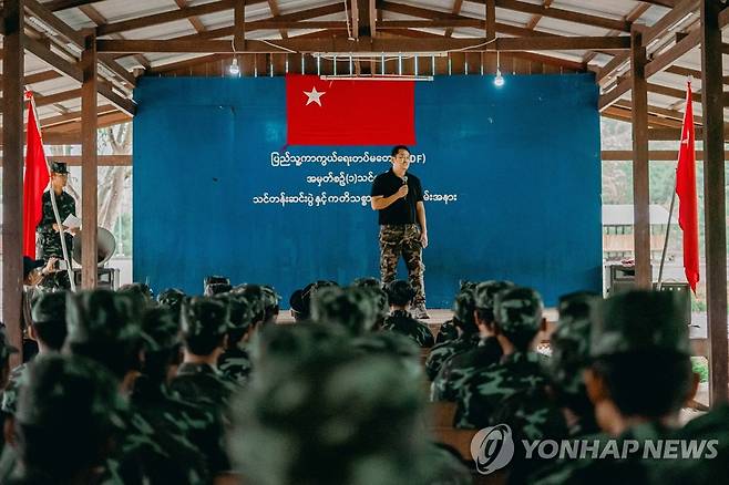 미얀마 임시정부 국민통합정부(NUG)의 시민방위군(PDF) 훈련 수료식 [EPA 연합뉴스 자료사진. 재판매 및 DB 금지)