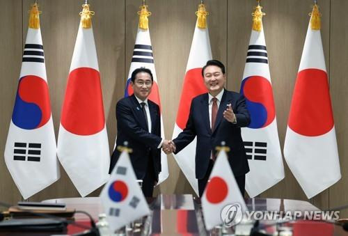 밝게 웃으며 악수하는 한일 정상     (서울=연합뉴스) 임헌정 기자 = 윤석열 대통령과 1박2일 일정으로 한국을 찾은 기시다 후미오 일본 총리가 7일 서울 용산 대통령실 청사에서 열린 한일 정상 확대 회담에서 악수하고 있다. 2023.5.7
    kane@yna.co.kr