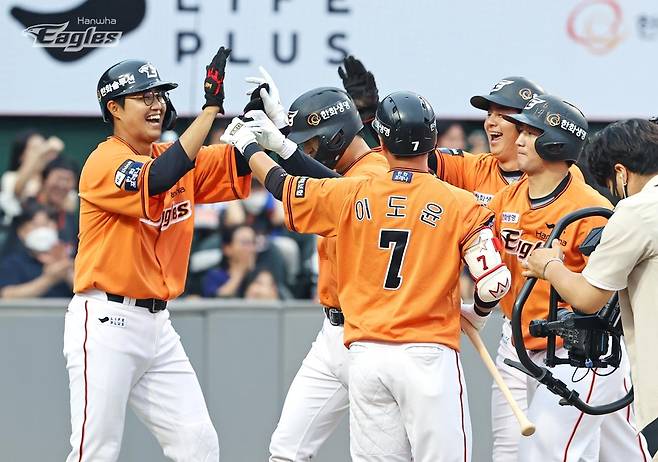동료들의 축하를 받는 한화 이진영 [한화 이글스 제공. 재판매 및 DB 금지]