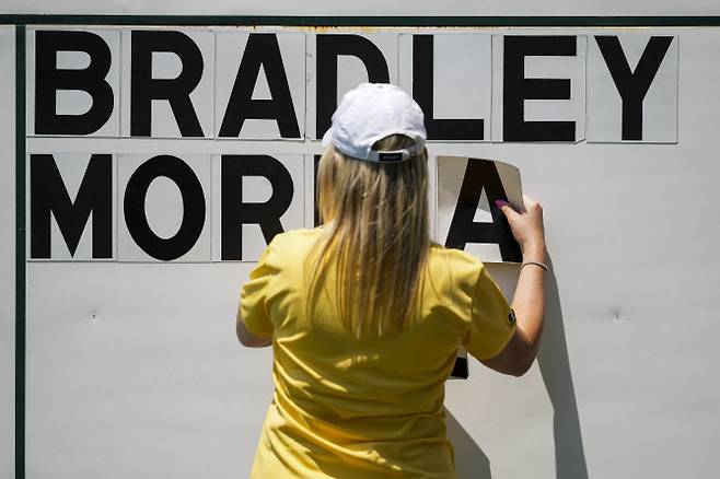 콜린 모리카와가 기권하자 경기진행요원이 출전자 명단에서 이름표를 제거하고 있다. (사진=AFPBBNews)