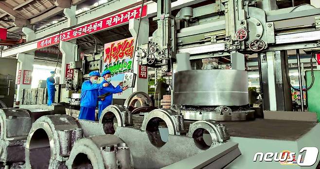 (평양 노동신문=뉴스1) = 북한 라남탄광기계공장 일꾼들과 노동계급이 "설비생산계획을 드팀없이 완수하며 힘차게 내달리고 있다"고 4일 북한 노동당 기관지 노동신문이 보도했다. [국내에서만 사용가능. 재배포 금지. DB 금지. For Use Only in the Republic of Korea. Redistribution Prohibited] rodongphoto@news1.kr