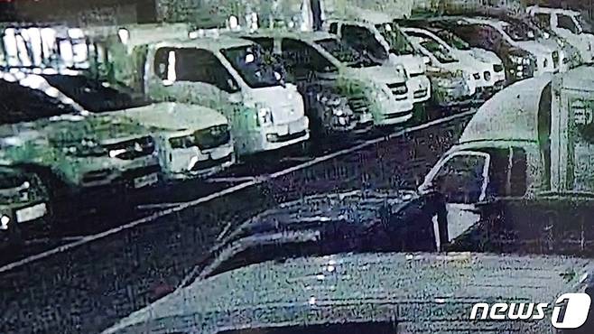 지난 3월 26일 절도 혐의로 구속된 A씨가 새벽 잠금이 돼 있지 않은 차량의 문을 열고 절도를 하는 모습.(부산 해운대구경찰서 제공)