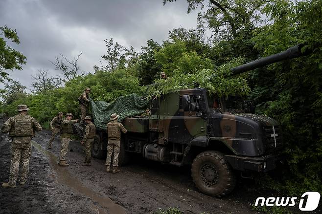 31일(현지시간) 우크라이나 도네츠크 아우디우카에서 병사가 러시아 군을 향해 케사르 자주포 발사를 준비하고 있다. 2023.6.1 ⓒ 로이터=뉴스1 ⓒ News1 우동명 기자