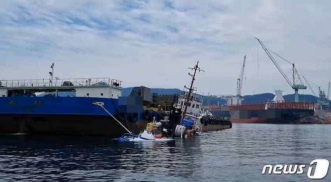 5일 거제 한내항 인근 해상에서 발생한 예인선 침몰 사고 현장.(창원해경 제공)