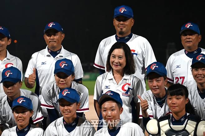 시에롱야오 씨가 결승 진출을 확정한 대만 선수들과 기념 사진을 찍고 있다. 람틴(홍콩) | 황혜정기자. et16@sportsseoul.com