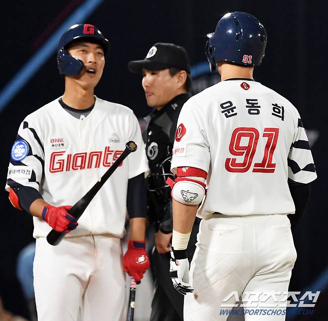 후배 성장을 흐뭇하게 바라보는 노진혁 '동희야 잘하고 있어'