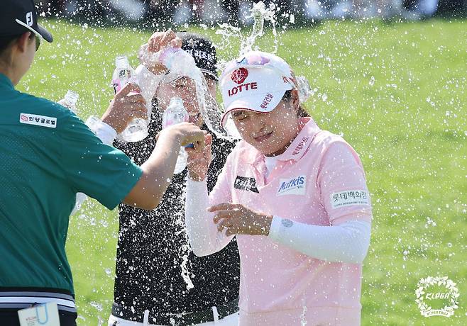 축하물세례를 받는 최혜진. 사진제공=KLPGA