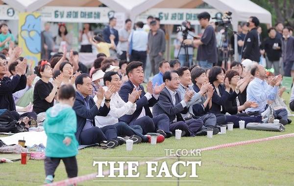 최근 청주문화제조창 잔디광장에서 열린 ‘청주시립예술단과 함께 하는 문화도시 청주, 피크닉 콘서트’에 참가한 시민들이 공연을 즐기고 있다. /청주시.