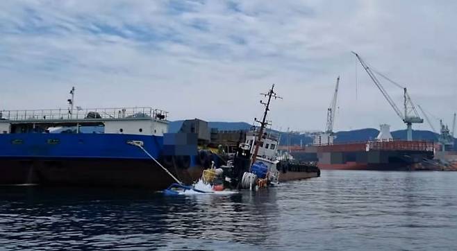 경남 거제시 연초면 한내항 앞 바다에 구멍 난 예인선이 가라앉고 있다. [사진제공=창원해양경찰서]