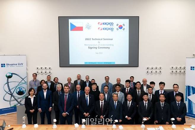 한국전력기술-한전원자력료-UJV Rez사 관계자들이 기술세미나를 공동 개최하고 기념사진을 촬영하고 있다.ⓒ한전기술