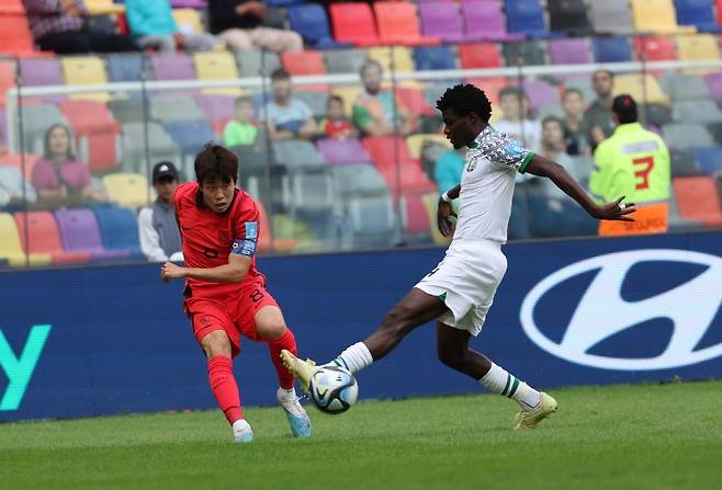 이승원 '끝까지' (산티아고 델 에스테로=연합뉴스) 임화영 기자 = 4일(현지시간) 오후 아르헨티나 산티아고 델 에스테로 스타디움에서 열린 2023 국제축구연맹(FIFA) 20세 이하(U-20) 월드컵 8강전 한국과 나이지리아의 전반전 경기에서 이승원이 상대 선수의 패스 차단을 시도하고 있다. 2023.6.5 hwayoung7@yna.co.kr (끝)