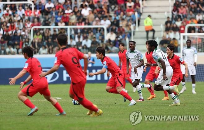 6월 4일(현지시간) 오후 아르헨티나 산티아고 델 에스테로 스타디움에서 열린 2023 국제축구연맹(FIFA) 20세 이하(U-20) 월드컵 8강전 한국과 나이지리아의 전반전 경기에서 이승원이 드리블하고 있다.(연합뉴스)