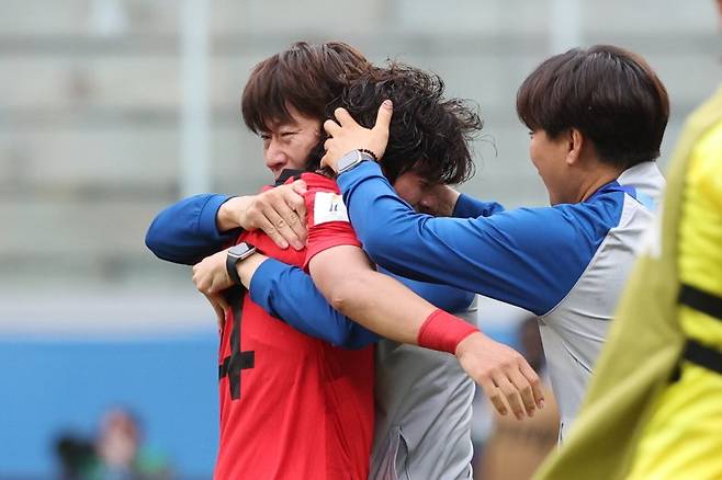 끝내 울어버린 김은중 감독.... "석현아 잘했어" 최석현이 나이지리아전에서 결승골을 넣고 김은중 감독에게 안겼다. (연합뉴스)