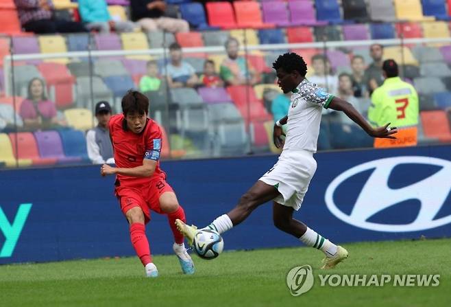 6월 4일(현지시간) 오후 아르헨티나 산티아고 델 에스테로 스타디움에서 열린 2023 국제축구연맹(FIFA) 20세 이하(U-20) 월드컵 8강전 한국과 나이지리아의 전반전 경기에서 이승원이 상대 선수의 패스 차단을 시도하고 있다. (연합뉴스)