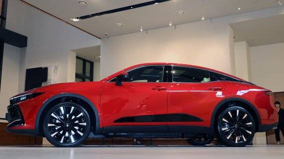 한국토요타가 5일 서울 강남구 서울옥션 강남센터에서 CUV 형태인 크로스오버 타입 16세대 크라운 플래그십 모델인 ‘크라운 2.4리터 듀얼 부스트 하이브리드 모델’을 선보이고 있다. 사진=서동일 기자