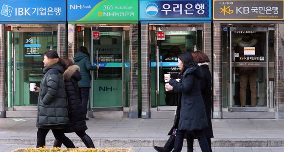 시내 은행 ATM 앞을 시민들이 지나가고 있다. [사진=뉴시스]