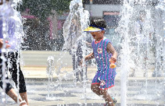 초여름 날씨를 보인 4일 오후 대구 동구 각산비나리공원 바닥분수에서 어린이들이 물놀이를 하고 있다. [사진=뉴시스]
