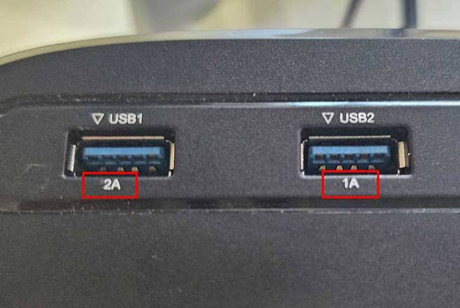 5.0V 표기 없이 A 수치만 표기한 사례. 2A 단자가 충전이 빠릅니다(출처=IT동아)